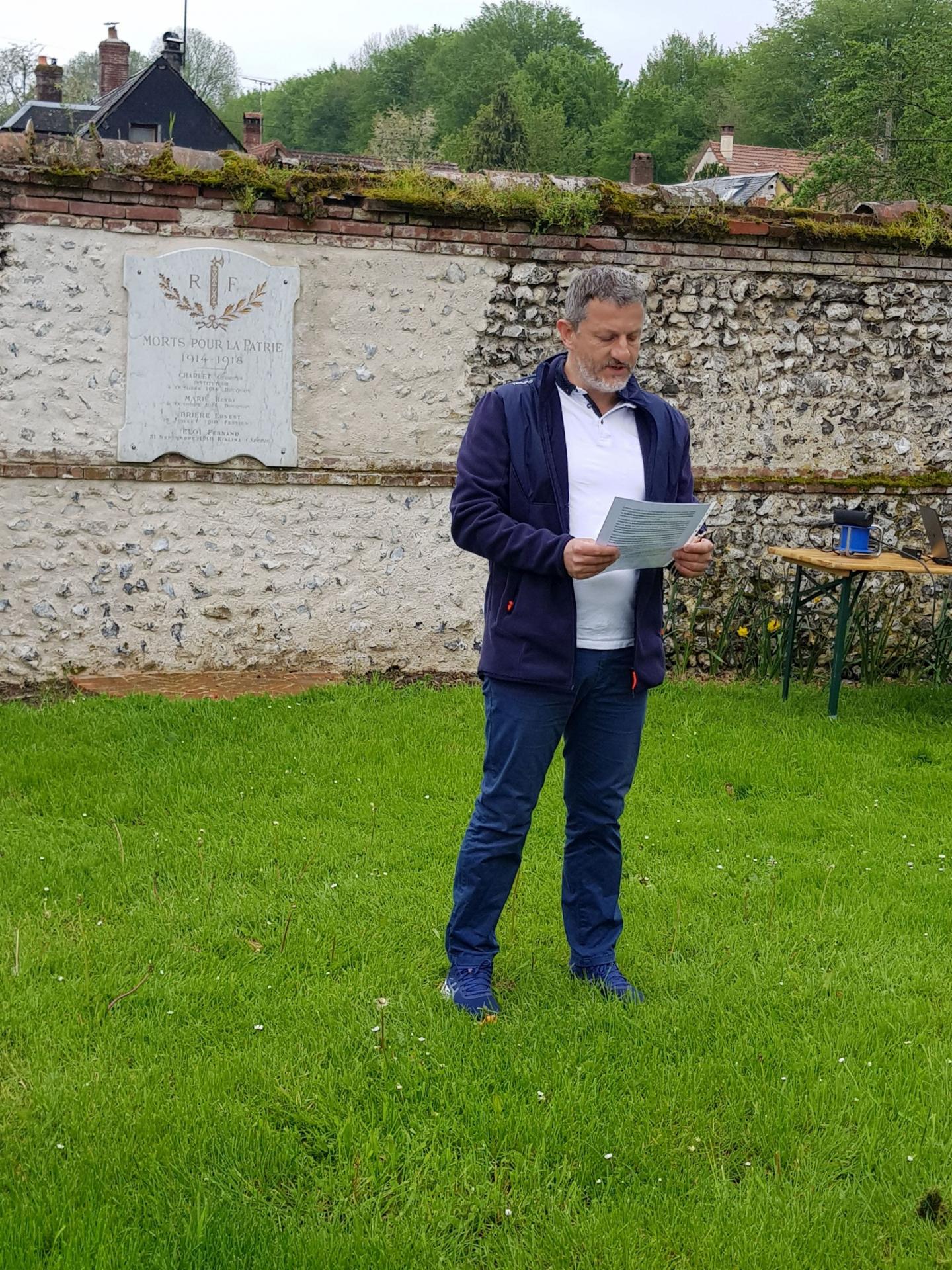 Mr le Maire lisant le texte de la cérémonie du 8 mai 2023.