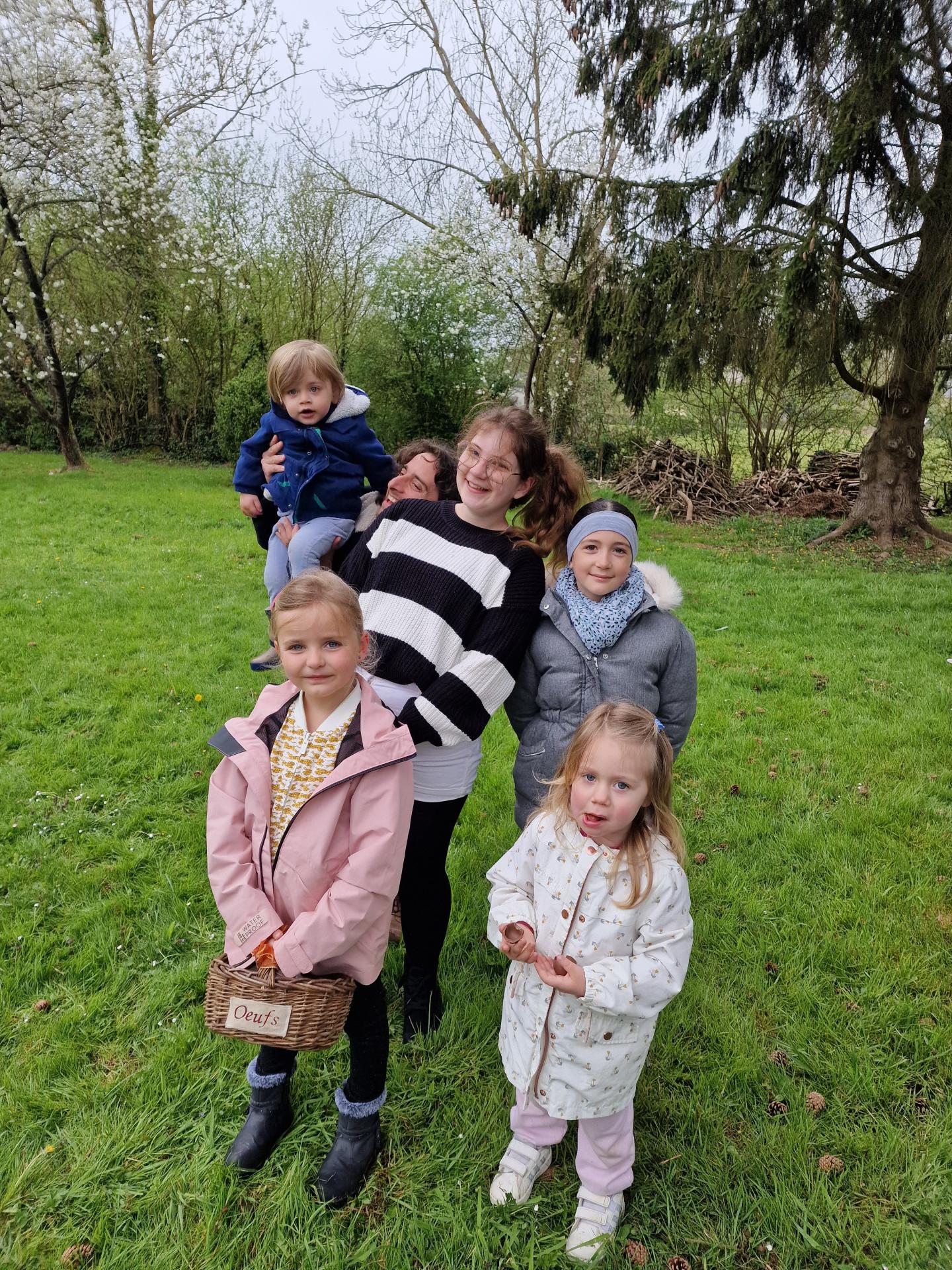 Photo de groupe de la chasse aux œufs.