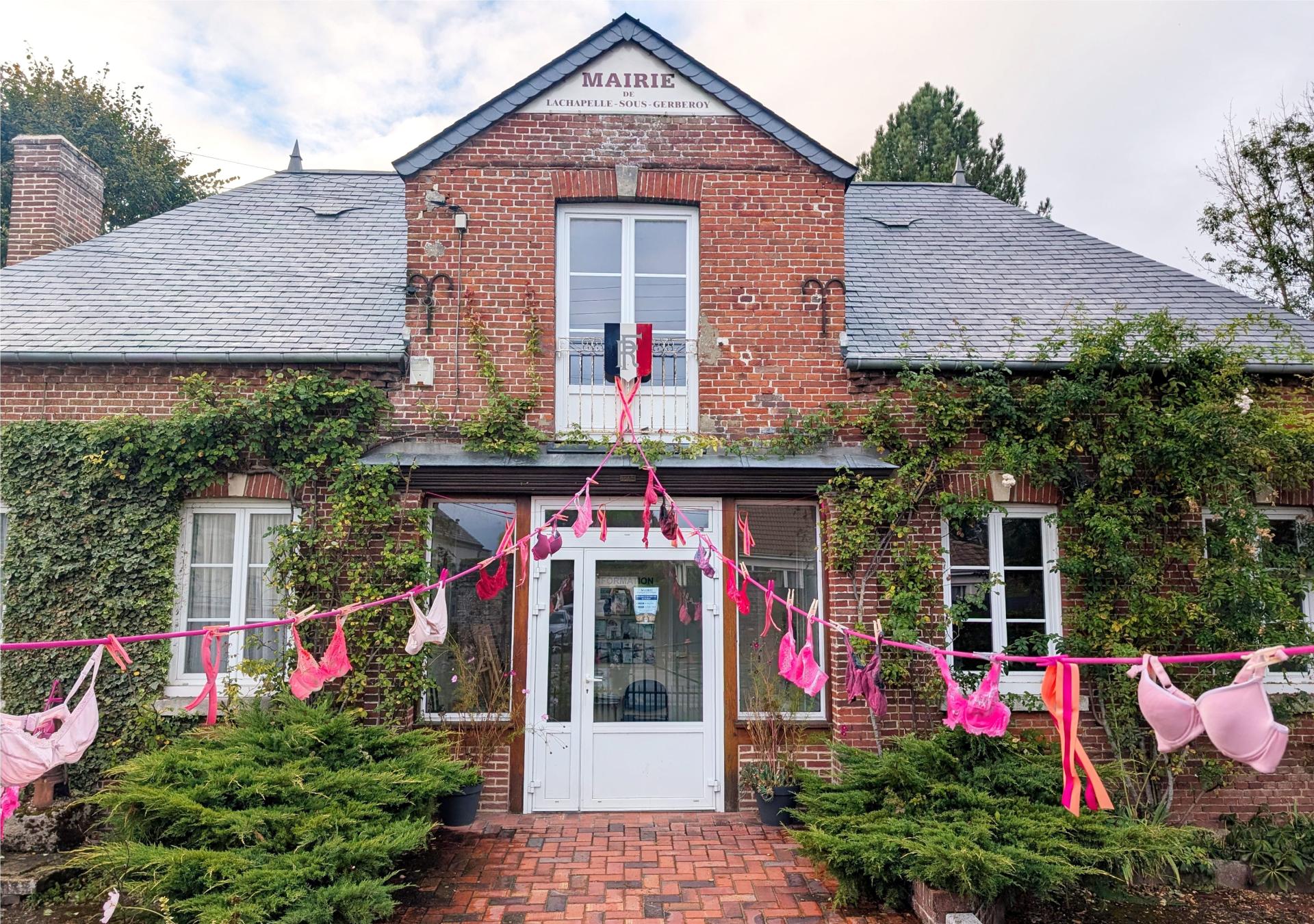 Exposition des guirlandes de soutien-gorge