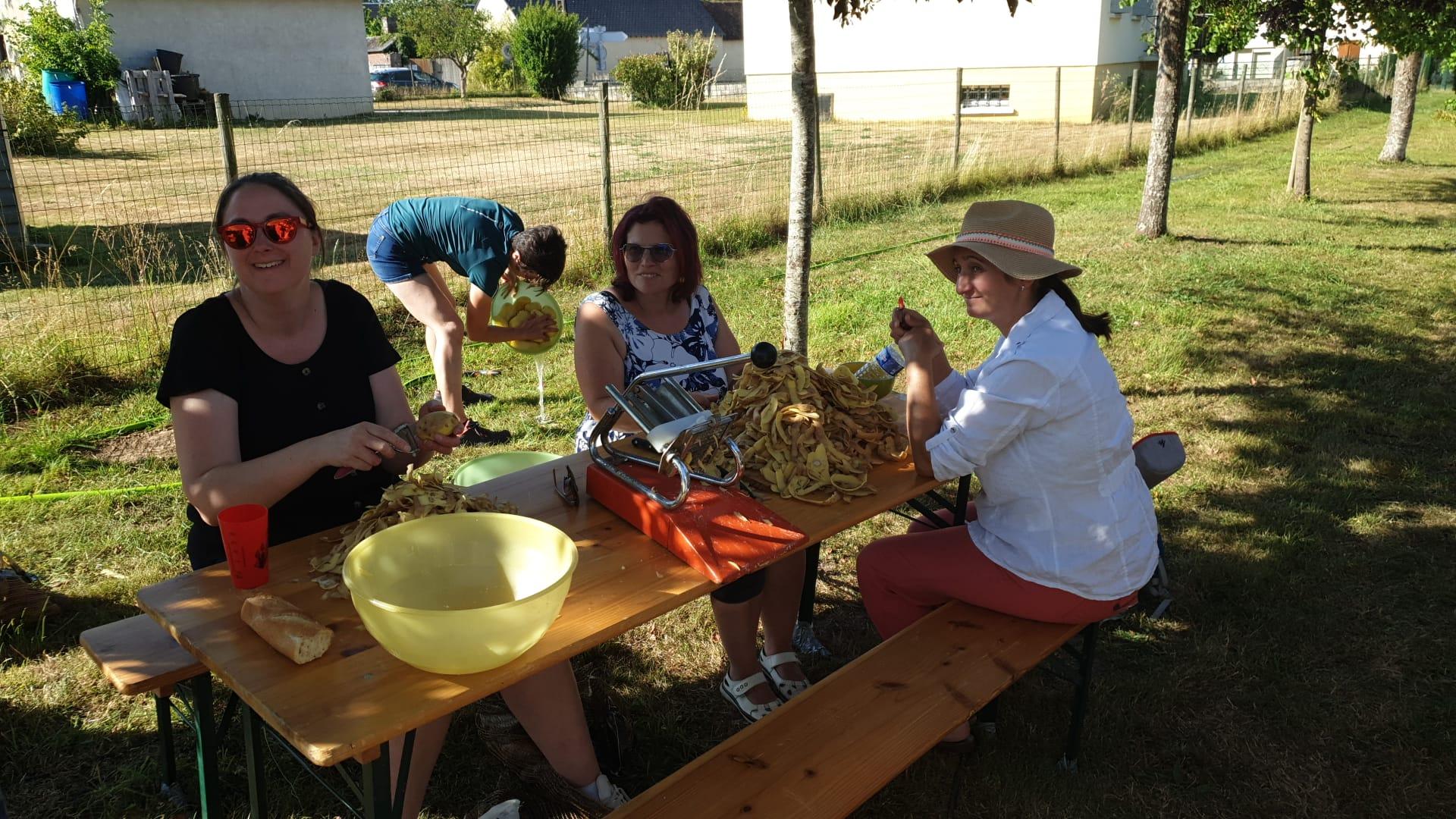 photo fête du village épluchage de pomme de terre