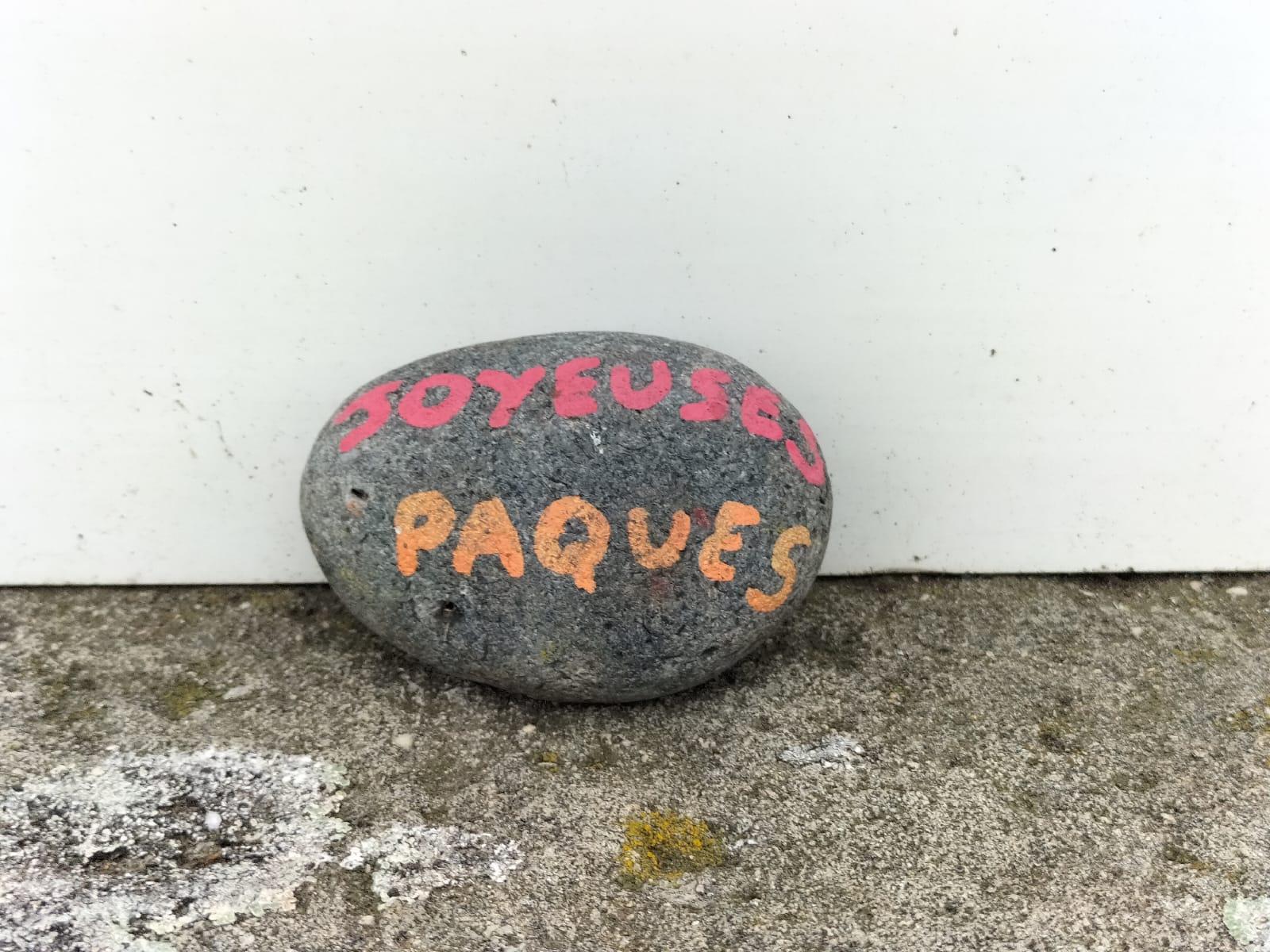 Galet écrit joyeuses pâques.