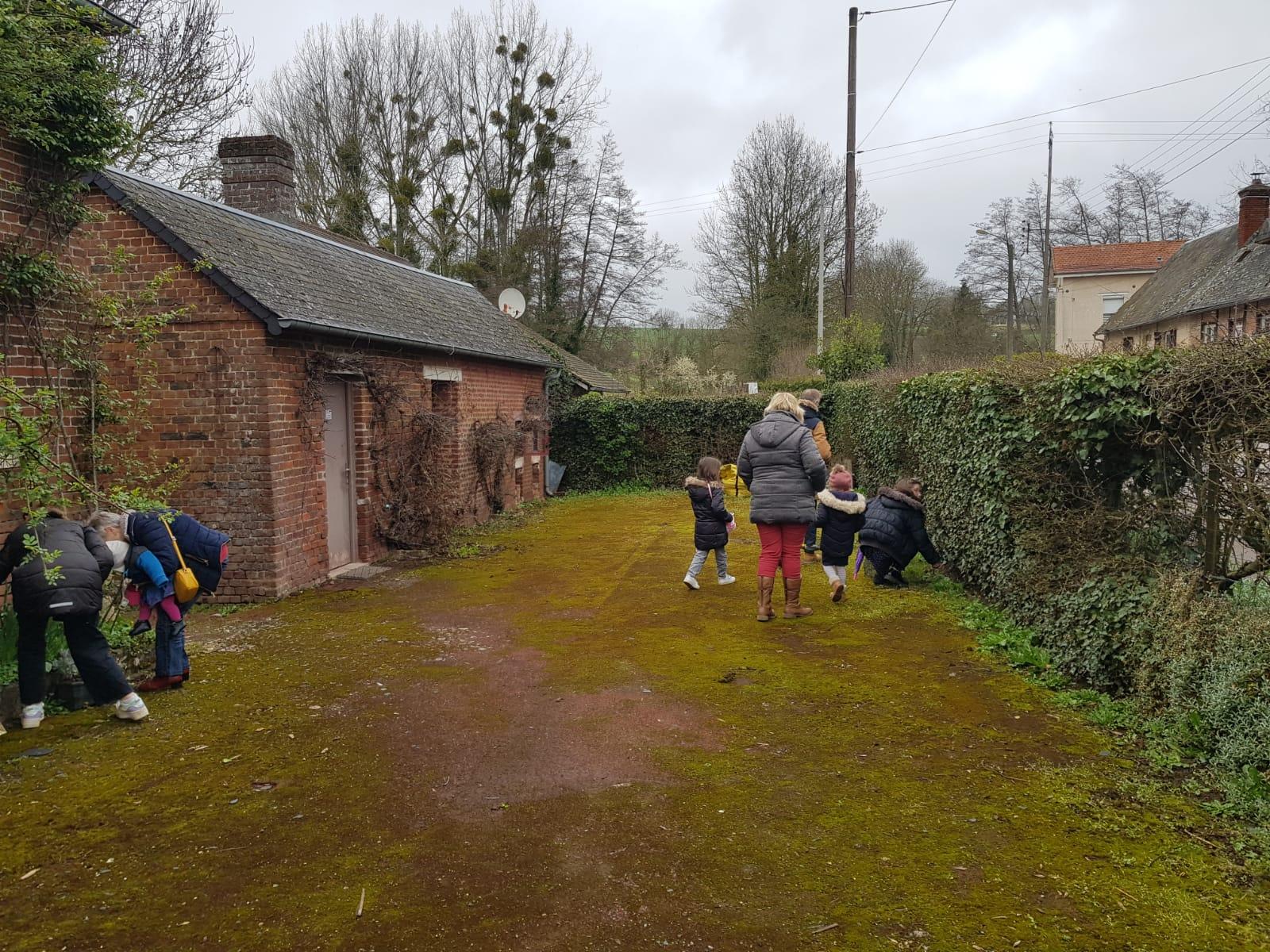 Les enfants cherchent les galets.