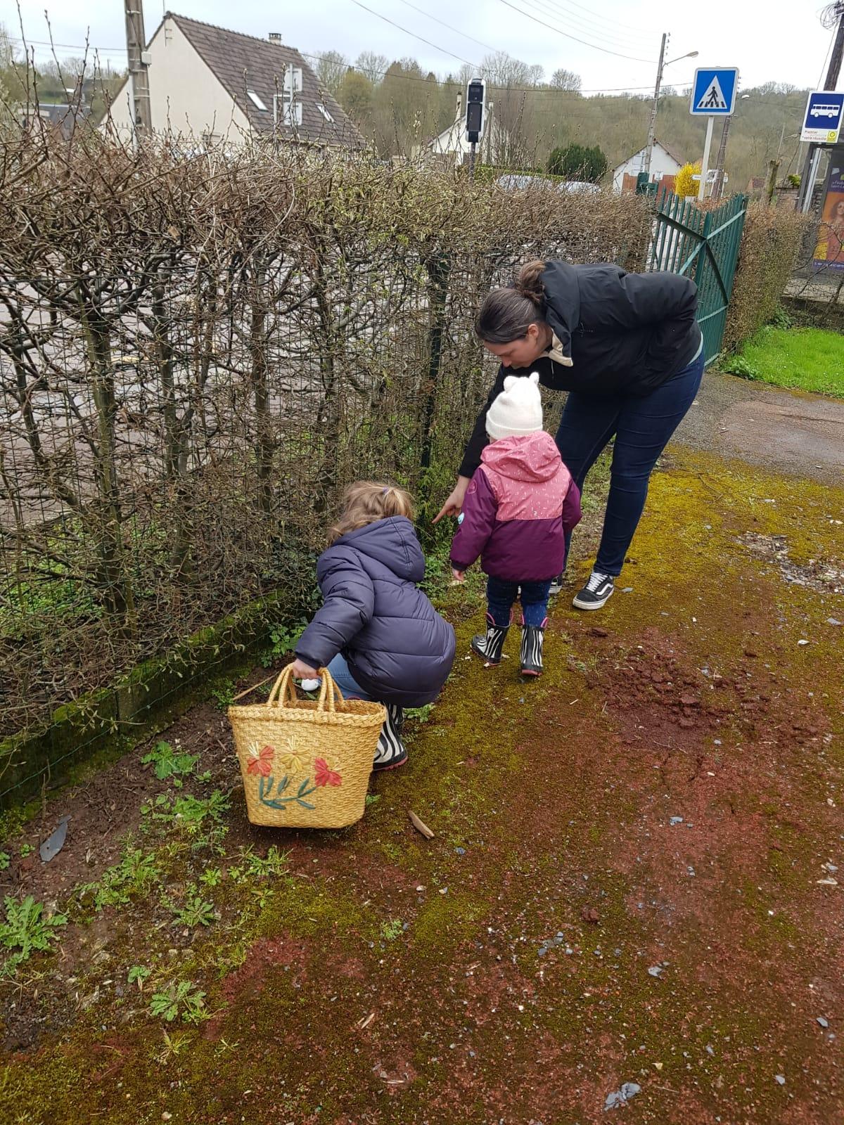 Les enfants ramasses les œufs Pâques.
