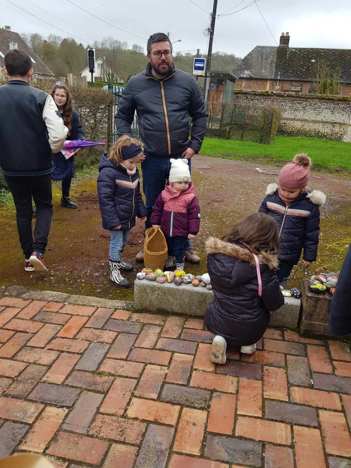 Les enfants cherchent les galets est œufs de Pâques.