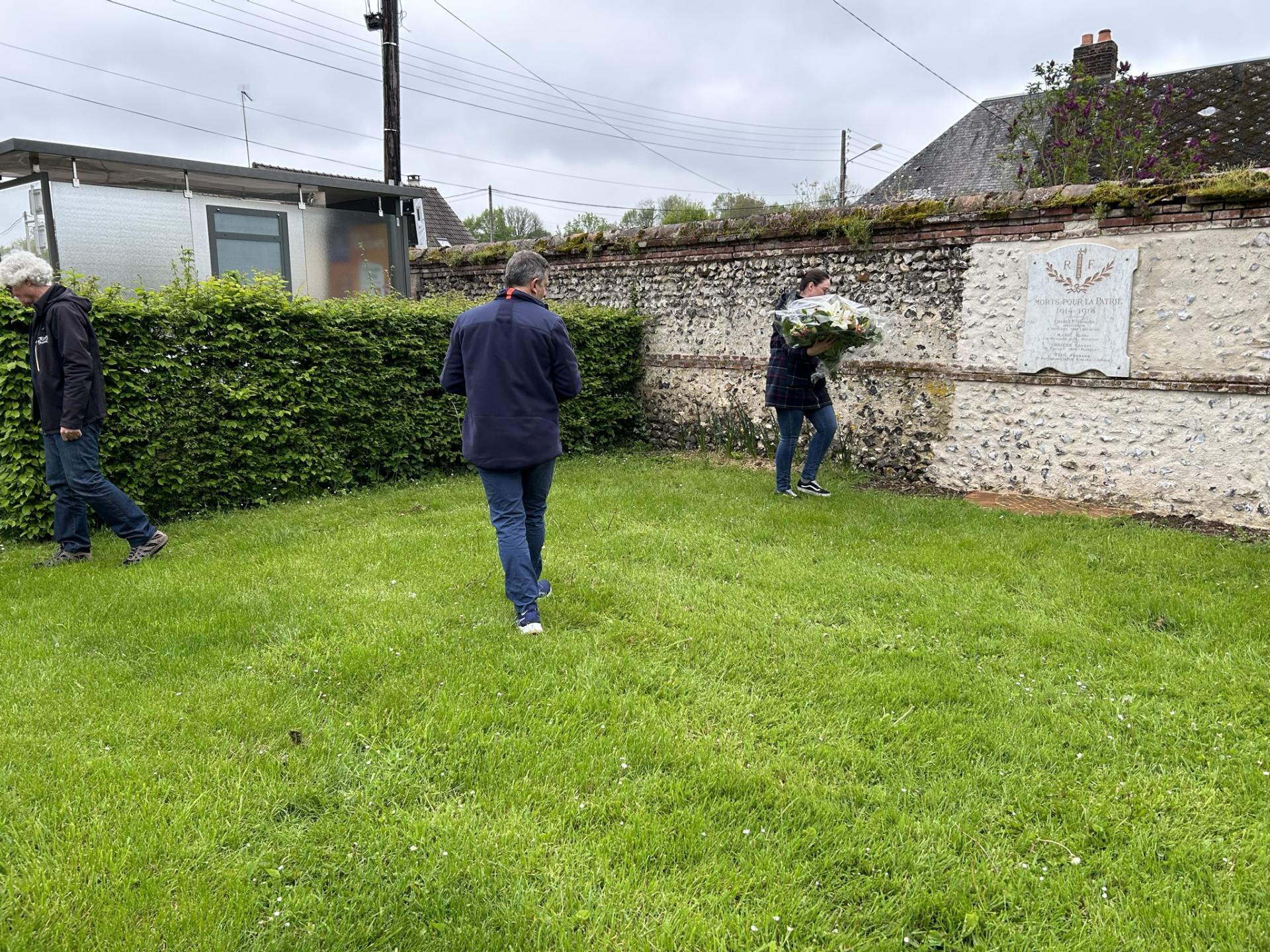 Dépôt de la gerbe de fleurs 8 mai 2023.
