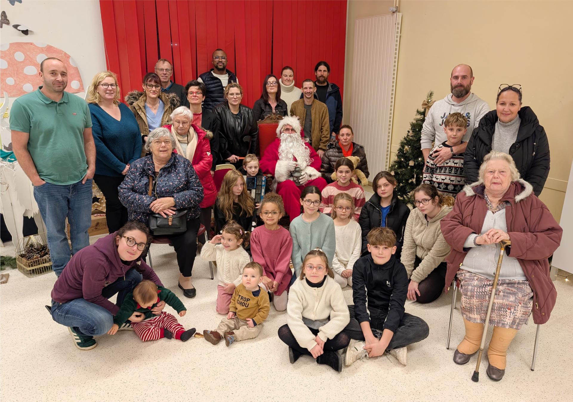 Groupe capellois et capelloise et le père noël