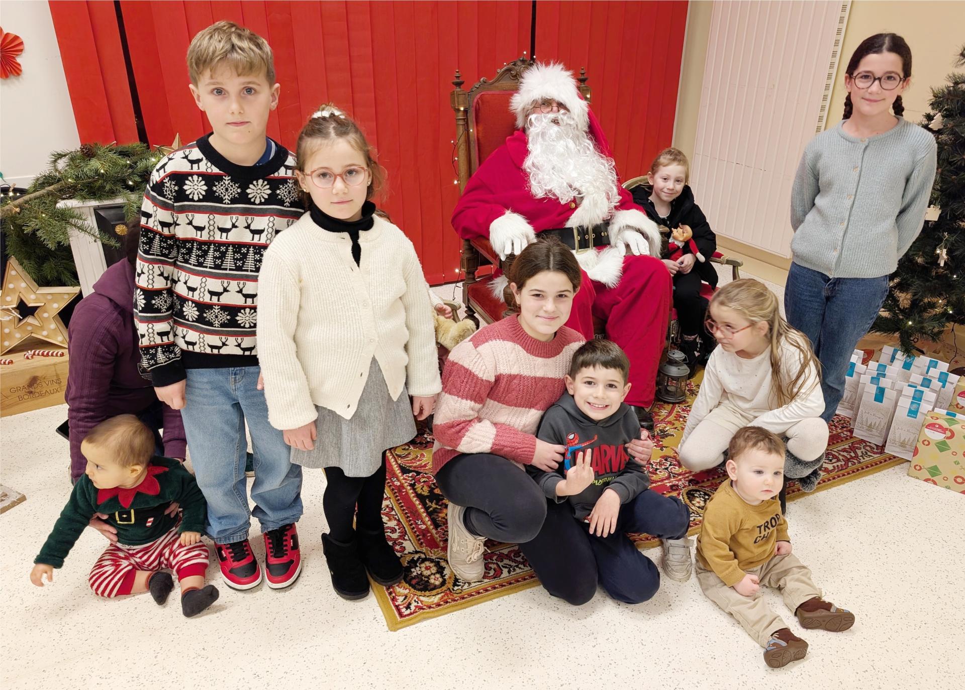 Groupe enfants et père noël